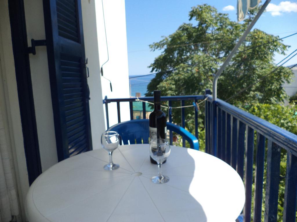 To Kamari Apartman Ajíasz Fotinísz-part Szoba fotó