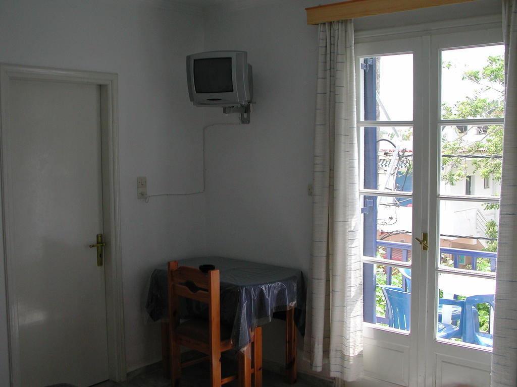 To Kamari Apartman Ajíasz Fotinísz-part Szoba fotó